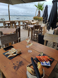 Plats et boissons du Bar-restaurant à huîtres Huîtres Fines du Cap-Ferret Serge Castaing à Lège-Cap-Ferret - n°2
