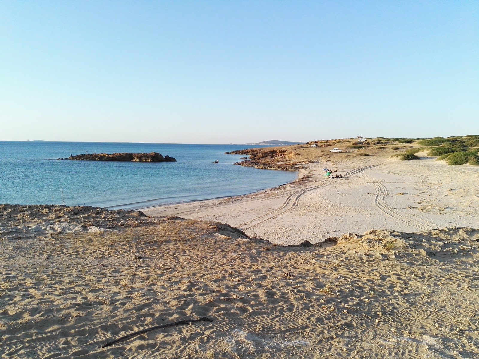 Φωτογραφία του Plage boukrim με μπεζ άμμος επιφάνεια
