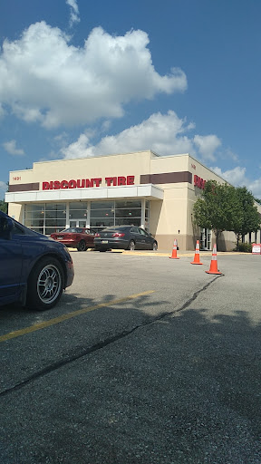 Discount Tire Store - Coralville, IA, 1491 Coral Ridge Ave, Coralville, IA 52241, USA, 
