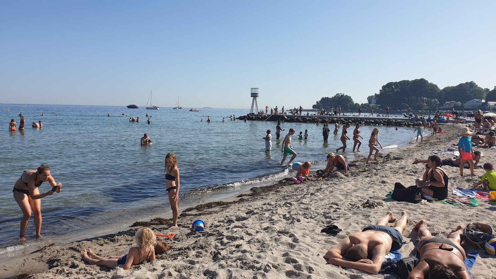 Bellevue Beach'in fotoğrafı - rahatlamayı sevenler arasında popüler bir yer