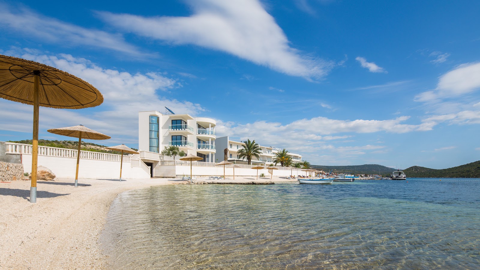 Perla Beach'in fotoğrafı - rahatlamayı sevenler arasında popüler bir yer