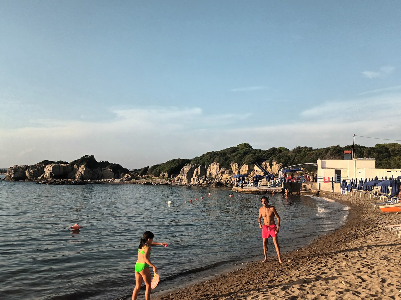 Valokuva Spiaggia Sant'Agostinoista. pinnalla sininen puhdas vesi:n kanssa