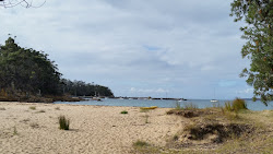 Foto di Legges Beach circondato da montagne