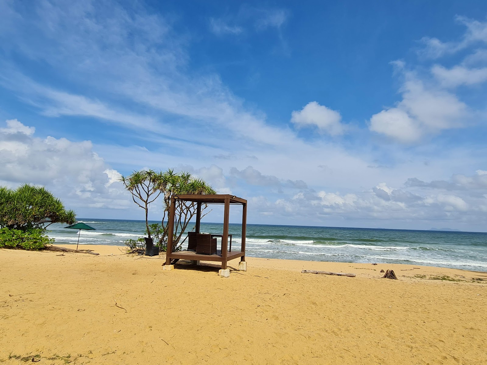 Φωτογραφία του Tanjung Jara Beach υποστηρίζεται από βράχους