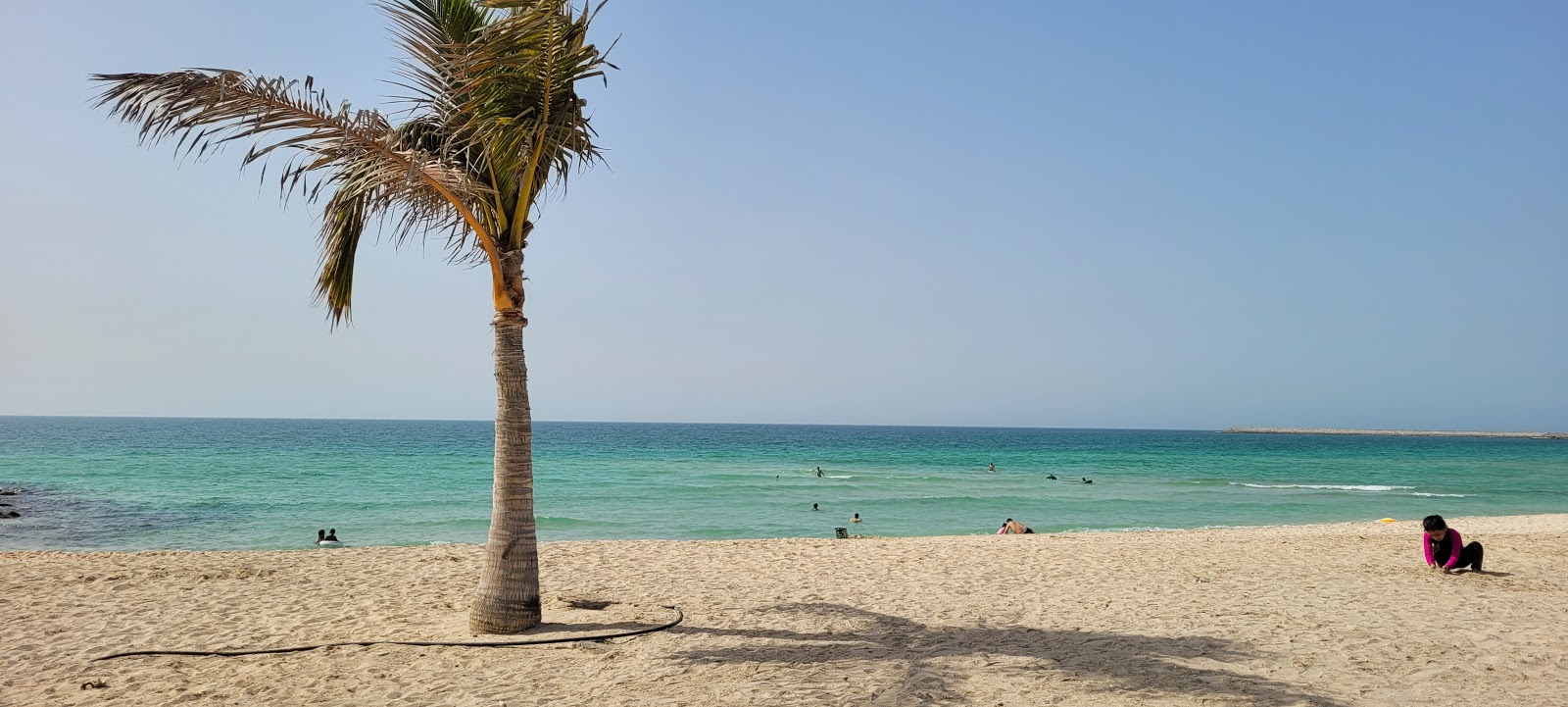 Foto de Al Hamriya beach II com areia brilhante superfície