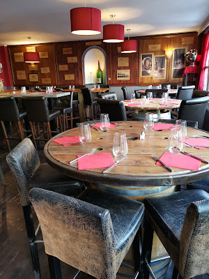 La Cave. Restaurant, bar à vin & caviste à Marines. à Marines