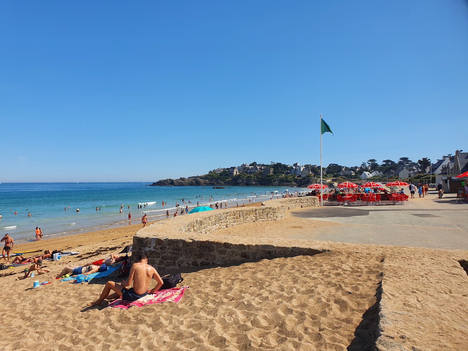 Fotografie cu Plage De Longchamp cu nivelul de curățenie înalt