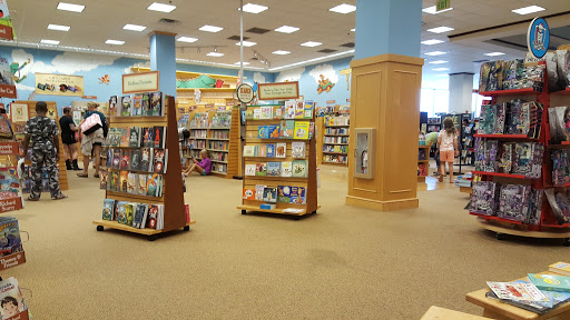 Book Store «Barnes and Noble», reviews and photos, 2500 N Mayfair Rd, Milwaukee, WI 53226, USA