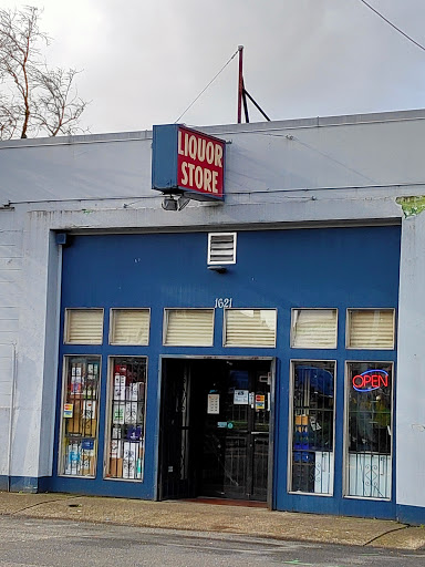 Liquor Store «Lloyd Center Liquor Store», reviews and photos, 1621 NE 9th Ave, Portland, OR 97232, USA
