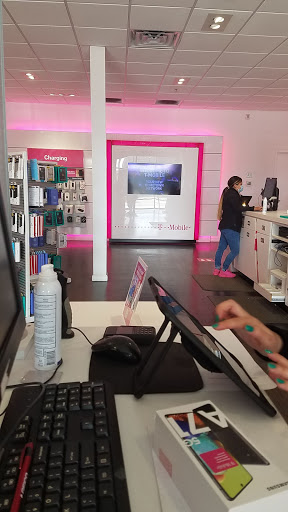 Cell Phone Store «T-Mobile», reviews and photos, 2402 James L Redman Pkwy, Plant City, FL 33566, USA