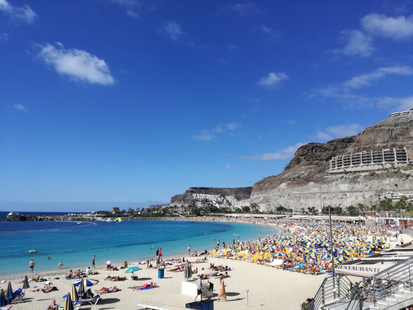 Foto di Spiaggia di Puerto Rico con una superficie del sabbia beige fine