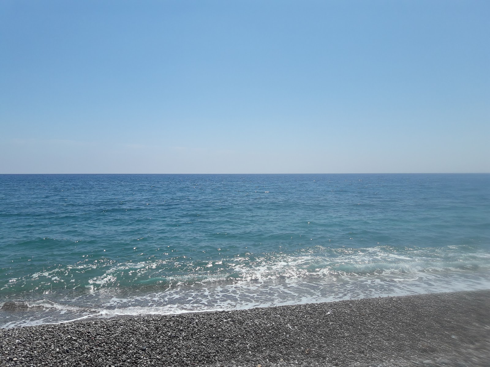 Foto von Sea Garden beach mit türkisfarbenes wasser Oberfläche