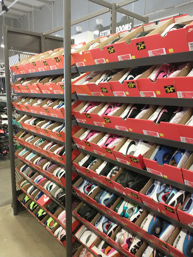 Clothing Store «Nike Factory Store», reviews and photos, 243 Tanger Dr Suite 243, Williamsburg, IA 52361, USA