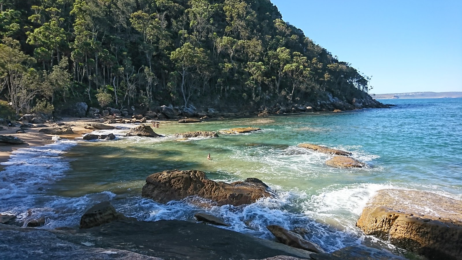Foto von West Head Beach von Klippen umgeben