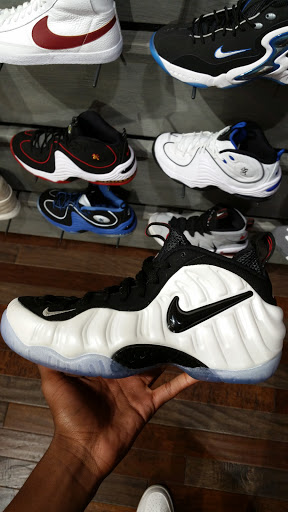 Shoe Store «Footaction», reviews and photos, 32 S State St, Chicago, IL 60603, USA