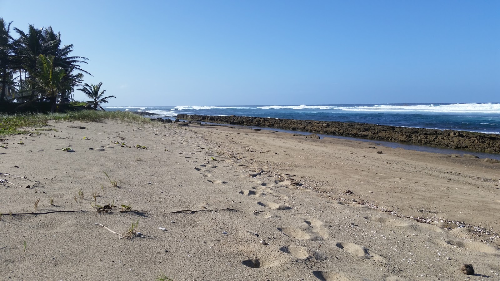 Foto de Mar Azul beach com uma linha costeira espaçosa