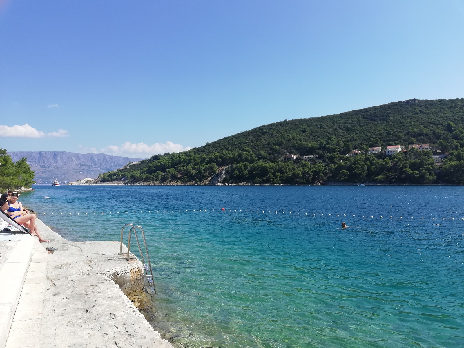 Sveti Rok Beach'in fotoğrafı uçurumlarla desteklenmiş