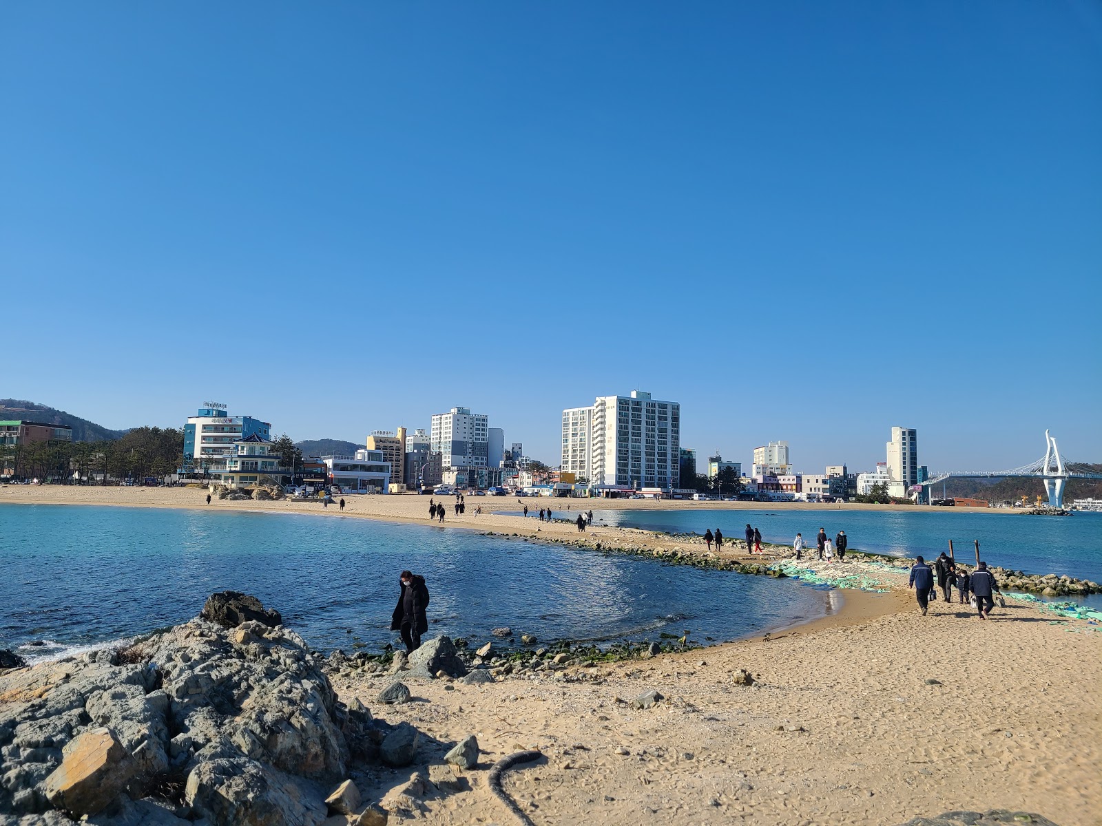 Foto de Jinha Beach com água cristalina superfície