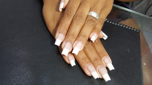 Logo da empresa - Cintia Macchia Nails Designer