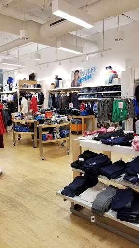 Clothing Store «Gap», reviews and photos, 5690 Bay St, Emeryville, CA 94608, USA