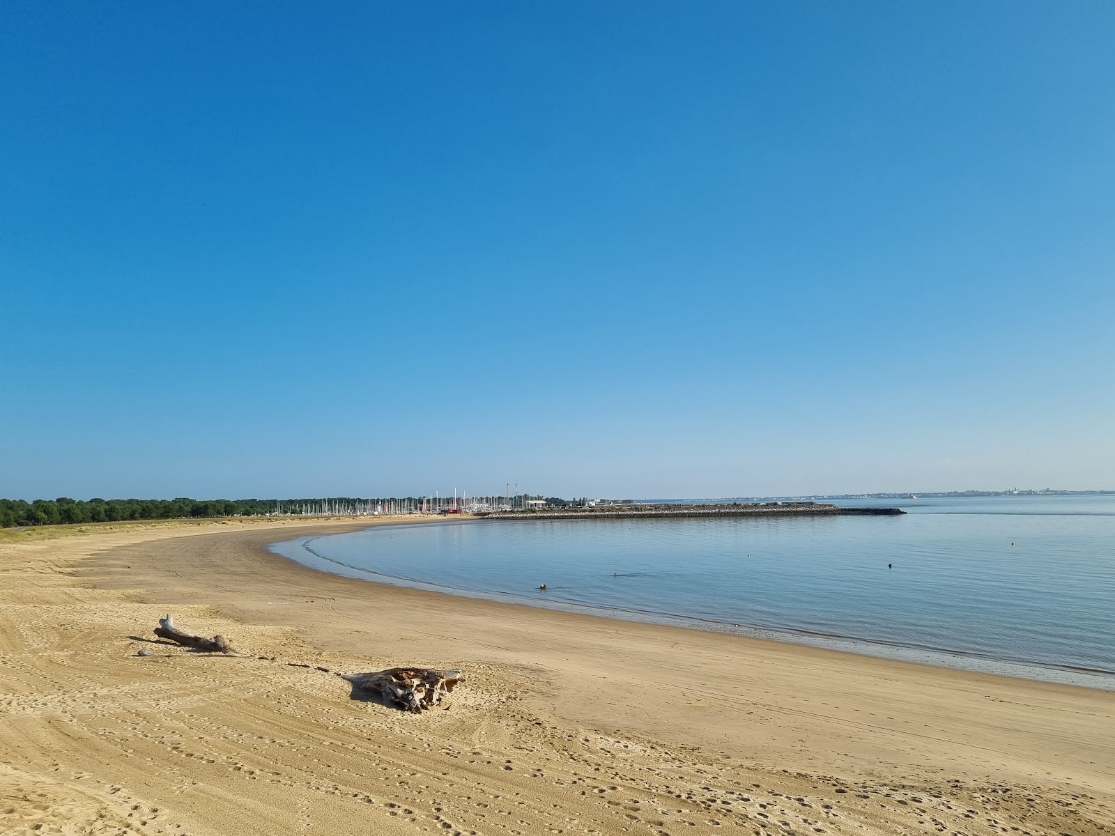 Foto di Plage du Verdon-sur-Mer con una superficie del sabbia beige