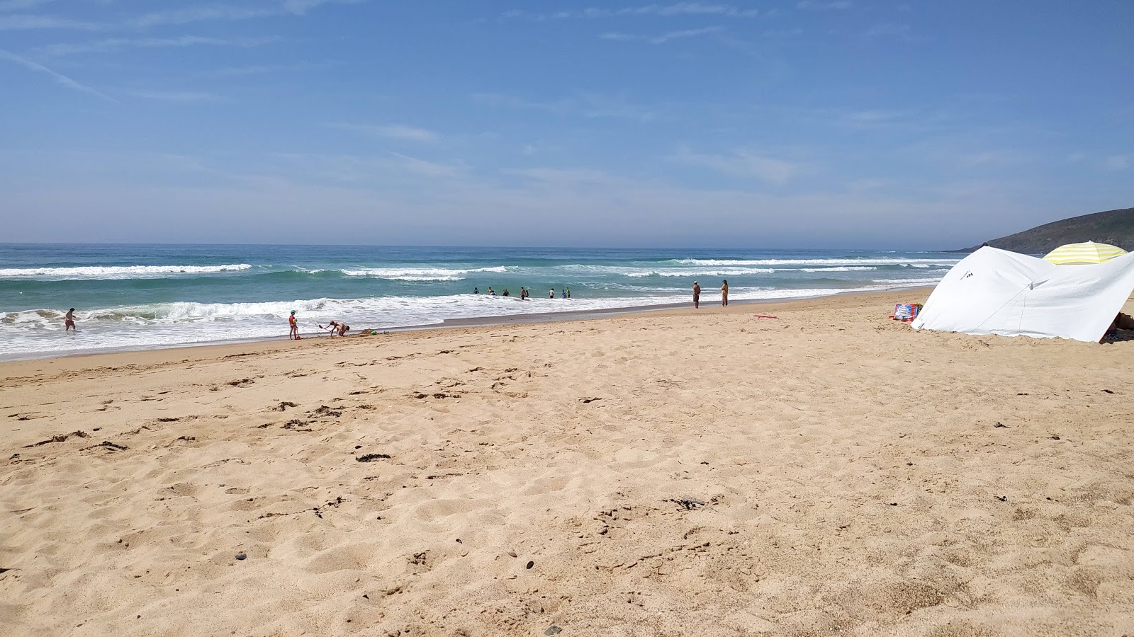 Photo de Plage District des Pieux avec rivage droit, long