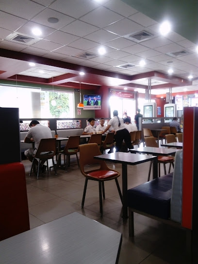 McDonald,s - XCGQ+3CG, Av. Independencia, Santa Ana, El Salvador