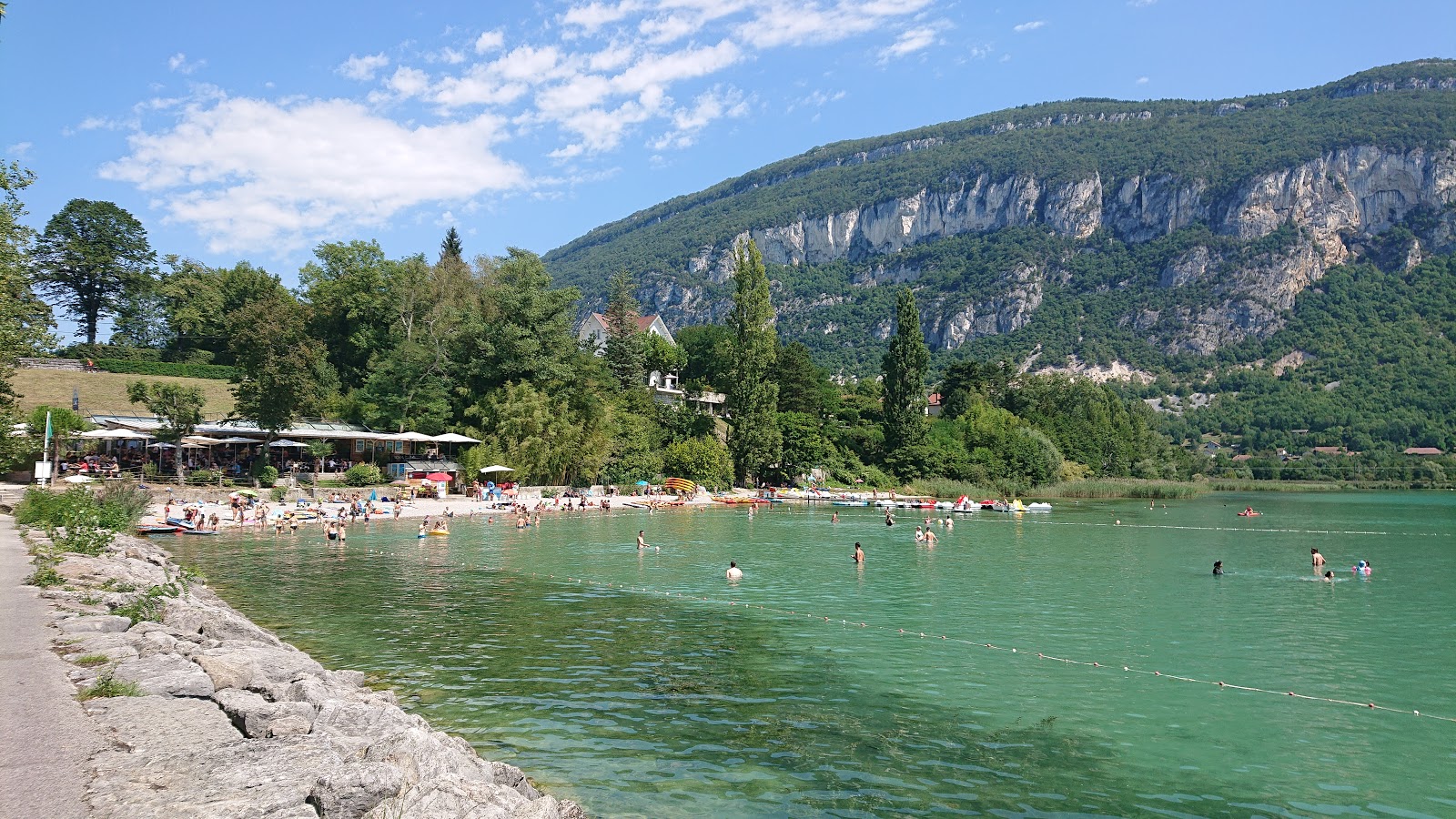 Foto von Plage de Chatillon mit kleine, graue kiesel Oberfläche