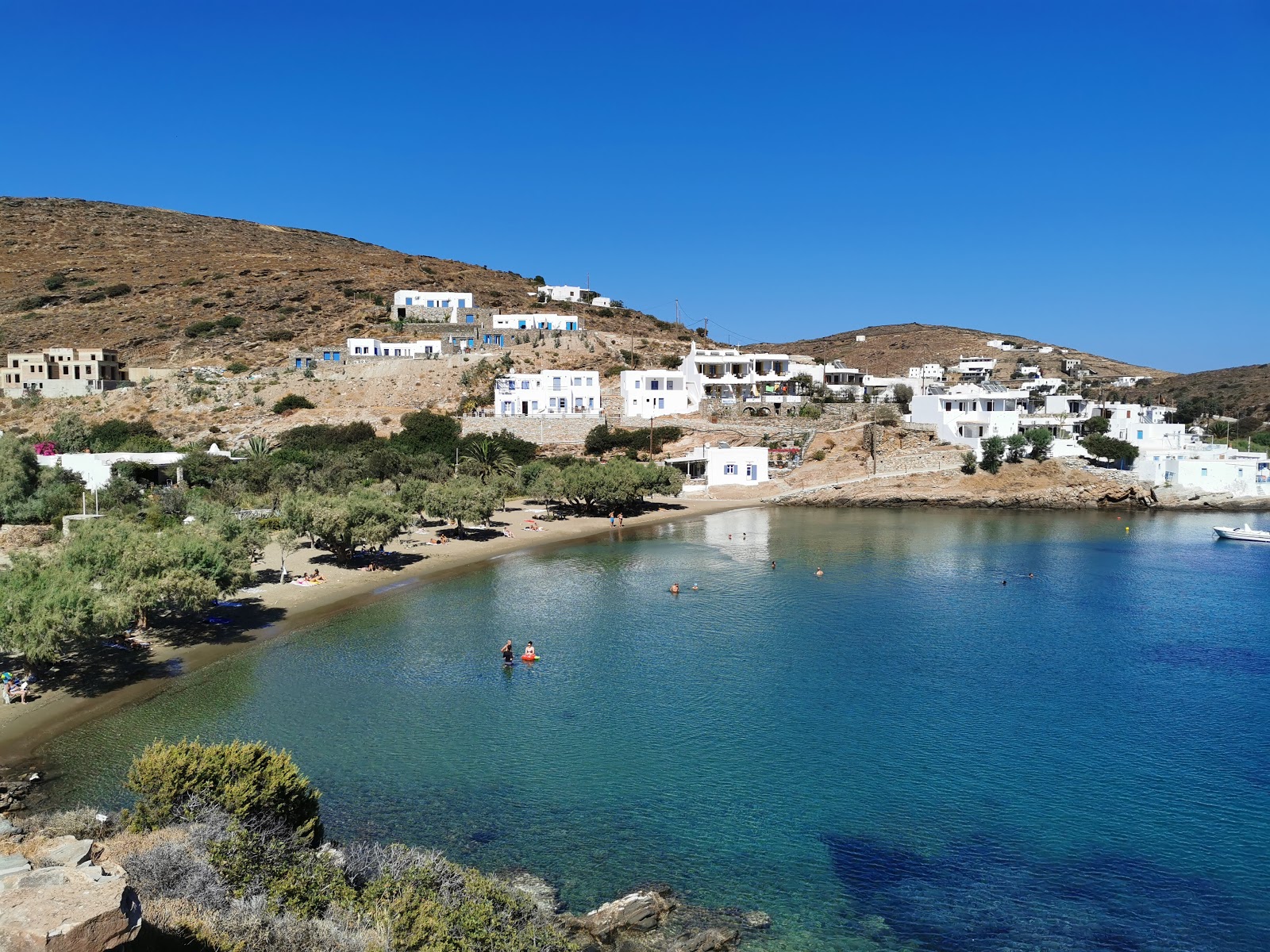 Foto de Vlicho beach con agua cristalina superficie