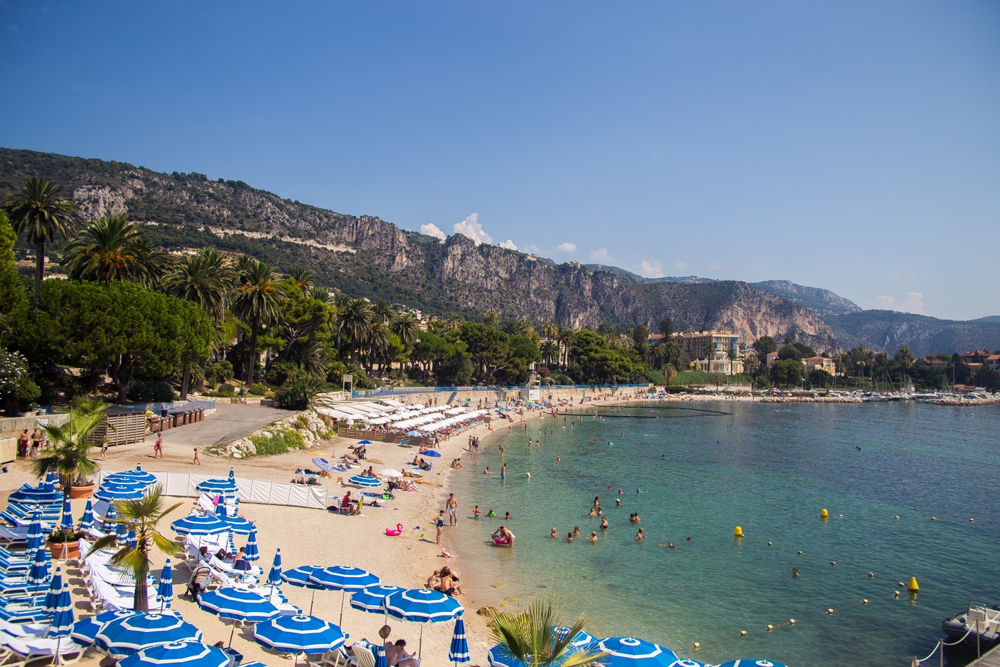 Foto de Praia de Villefranche-sur-Mer com areia brilhante superfície