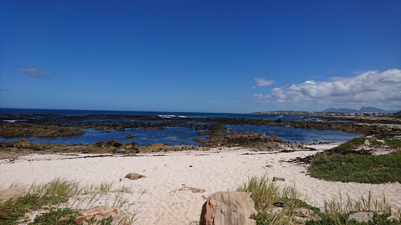 Zdjęcie Sandbaai beach z przestronna linia brzegowa