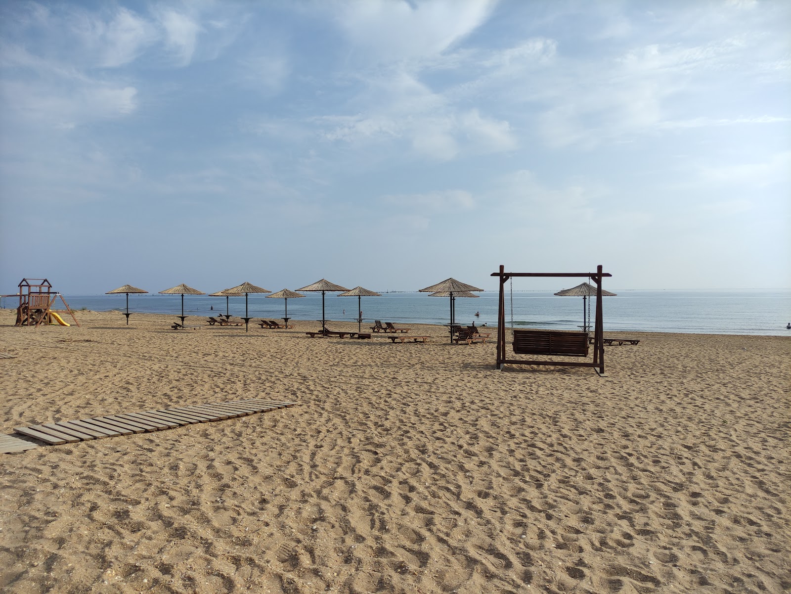 Φωτογραφία του Izberbash Parus Beach υποστηρίζεται από βράχους