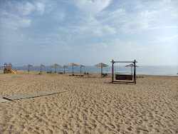 Φωτογραφία του Izberbash Parus Beach υποστηρίζεται από βράχους