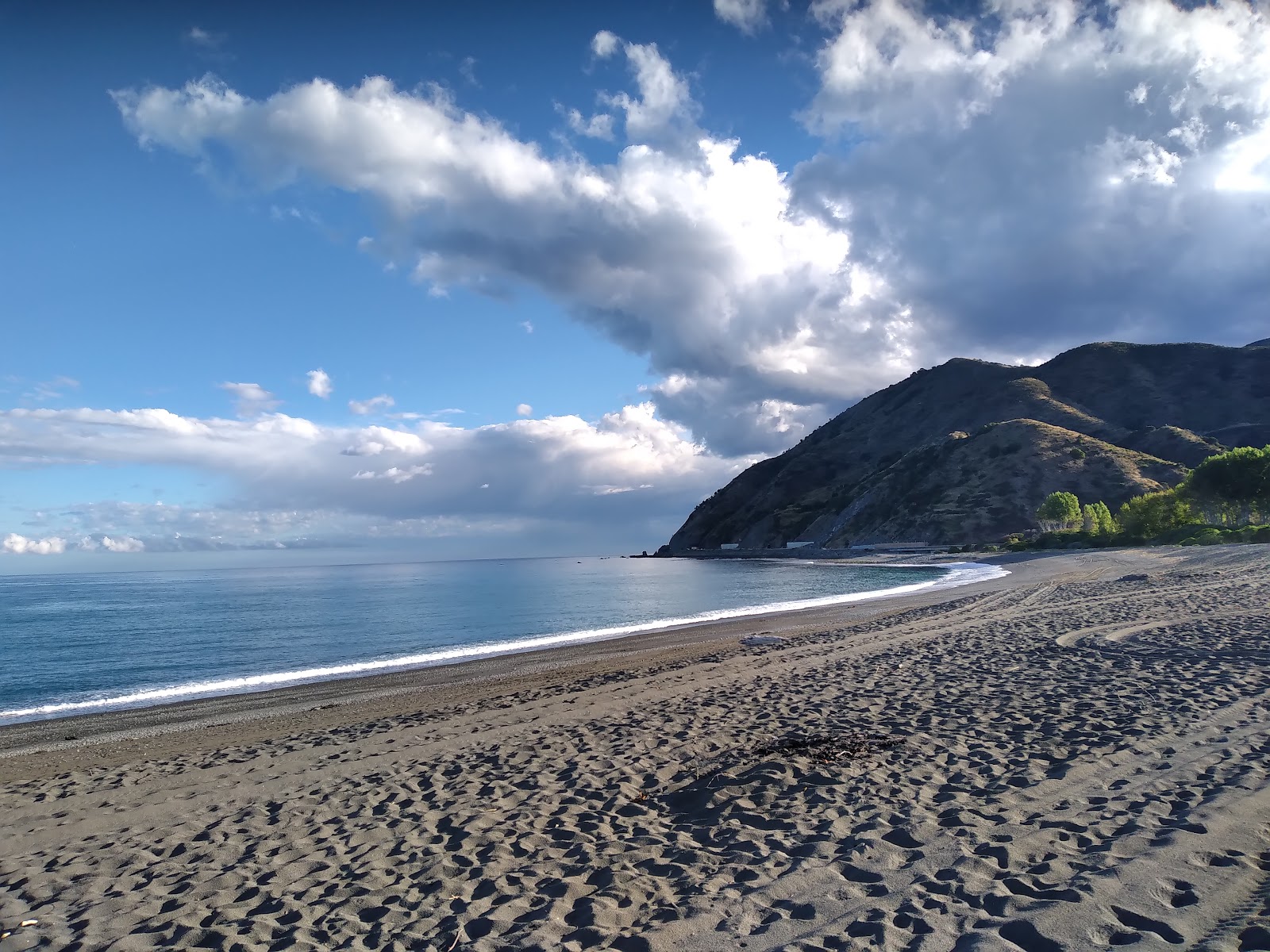 Fotografija Luca's Beach z sivi kamenček površino