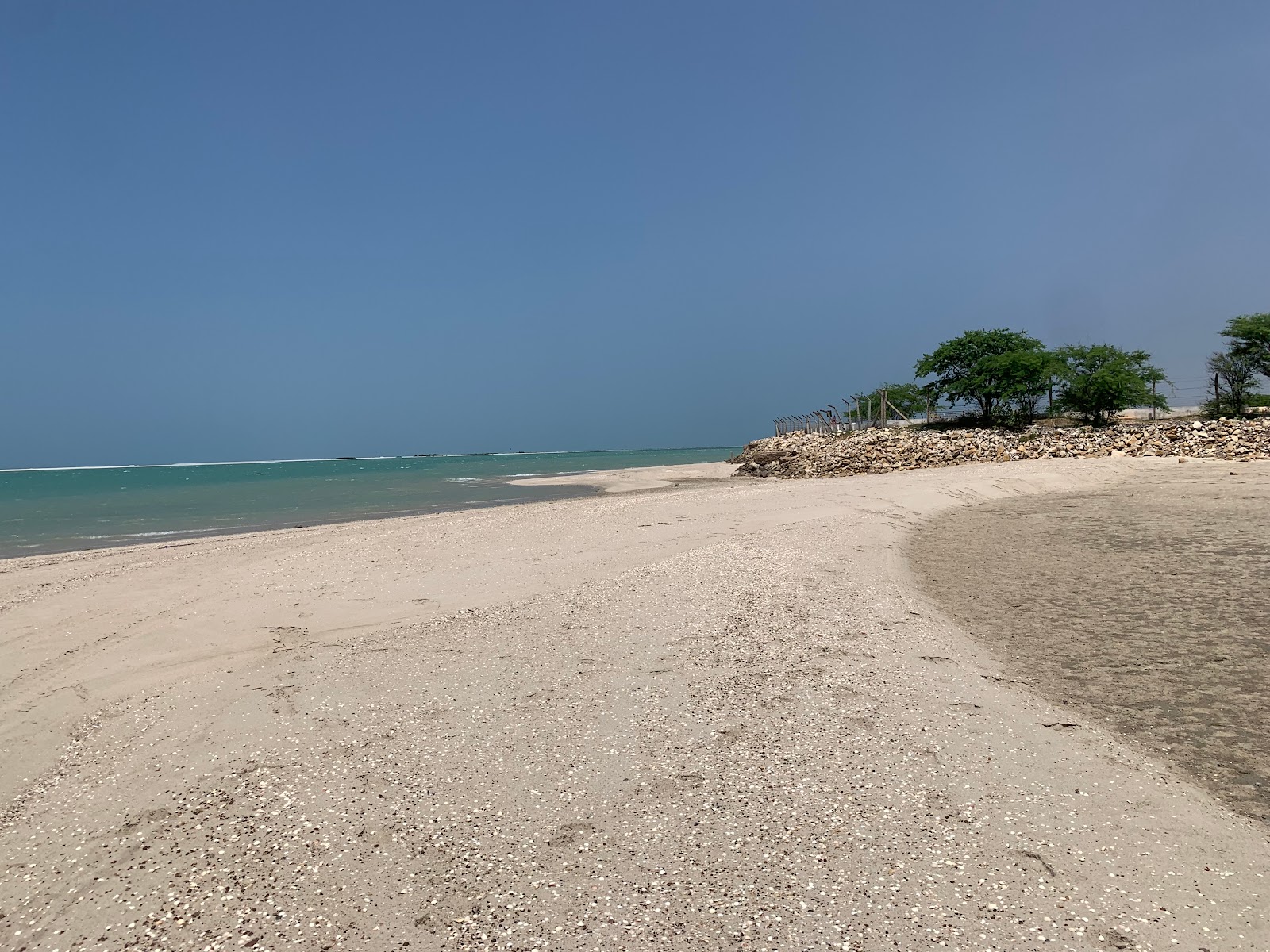 Foto von Ponta dos Anjos Strand mit lange, gerade küste