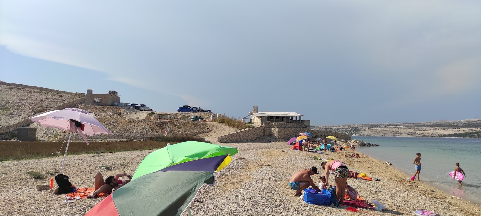 Fotografie cu Prnjica beach - locul popular printre cunoscătorii de relaxare