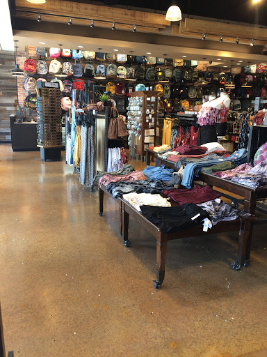 Clothing Store «Tillys», reviews and photos, 343 N Alafaya Trail, Orlando, FL 32828, USA