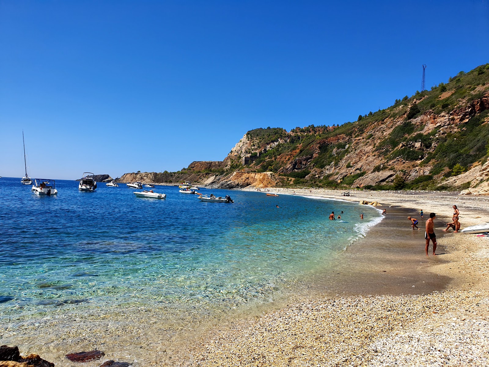 Foto di Cannello beach sorretto da scogliere