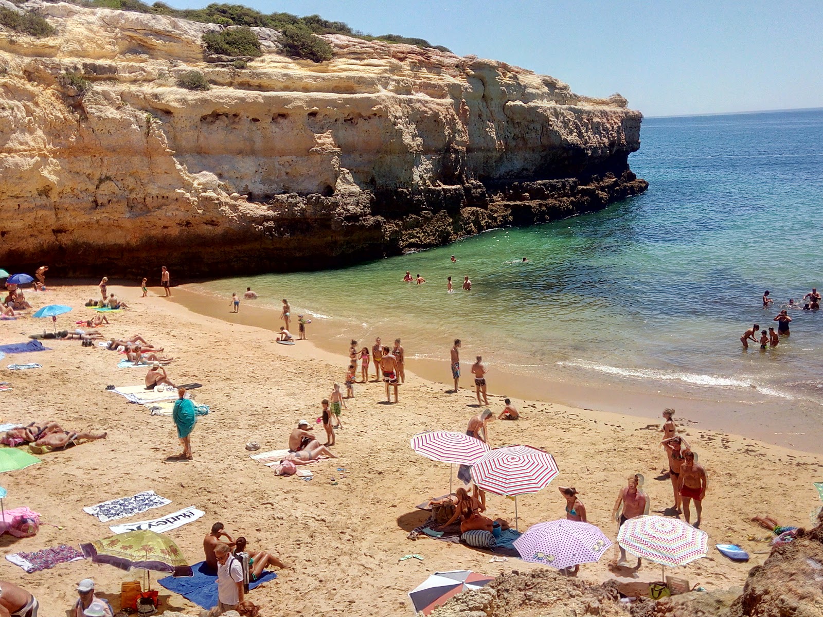 Zdjęcie Praia de Albandeira otoczony górami