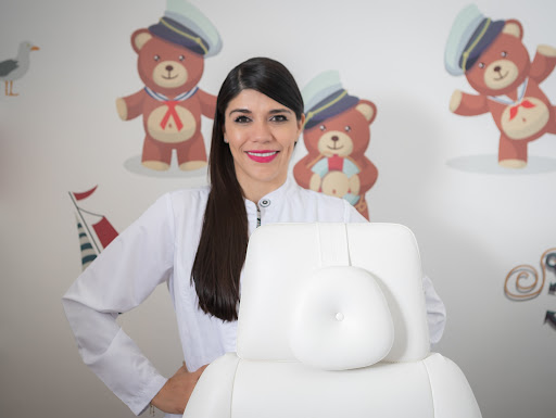 Dra. Raquel Rojas, especialista en dermatología con subespecialidad pediátrica