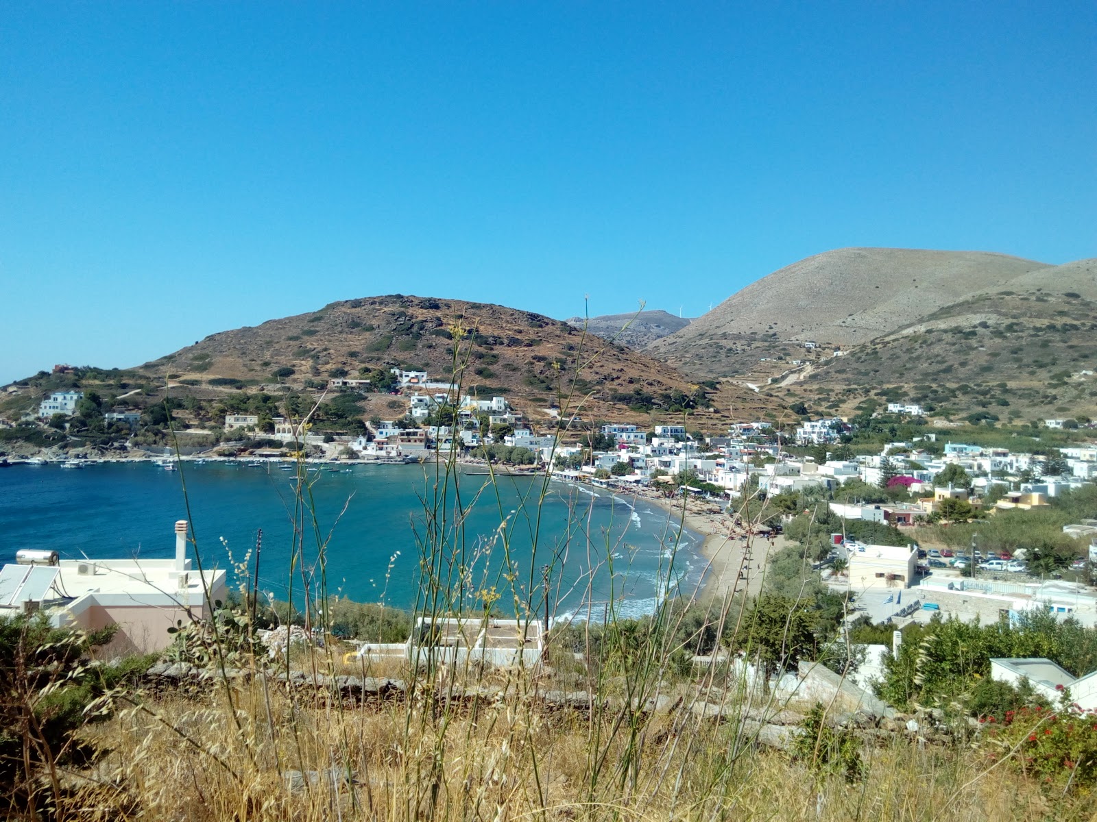 Photo of Paralia Kini backed by cliffs