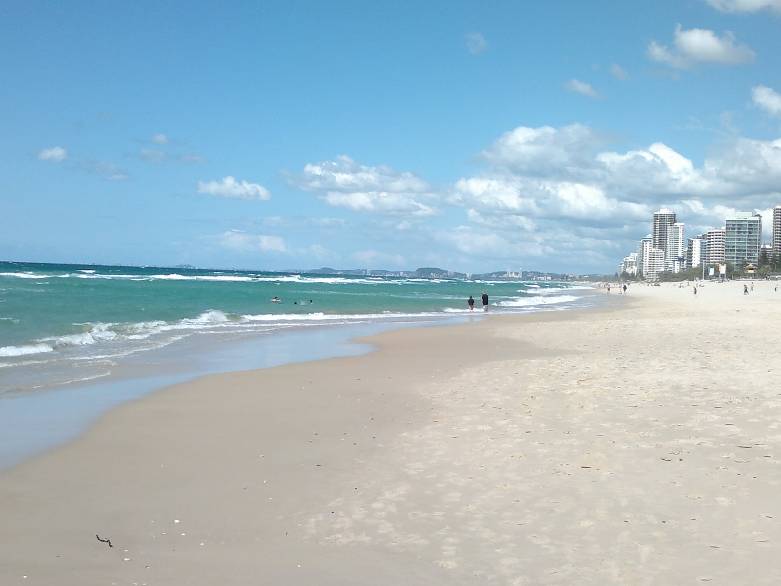 Surfers Paradise Beach的照片 带有碧绿色纯水表面