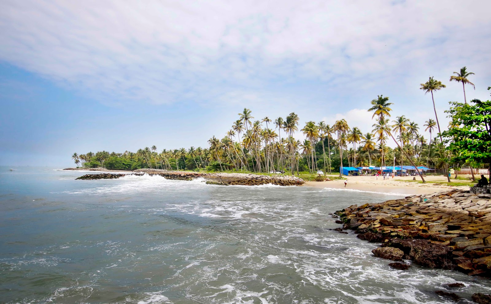 Thirumullavaram Beach的照片 带有明亮的沙子表面