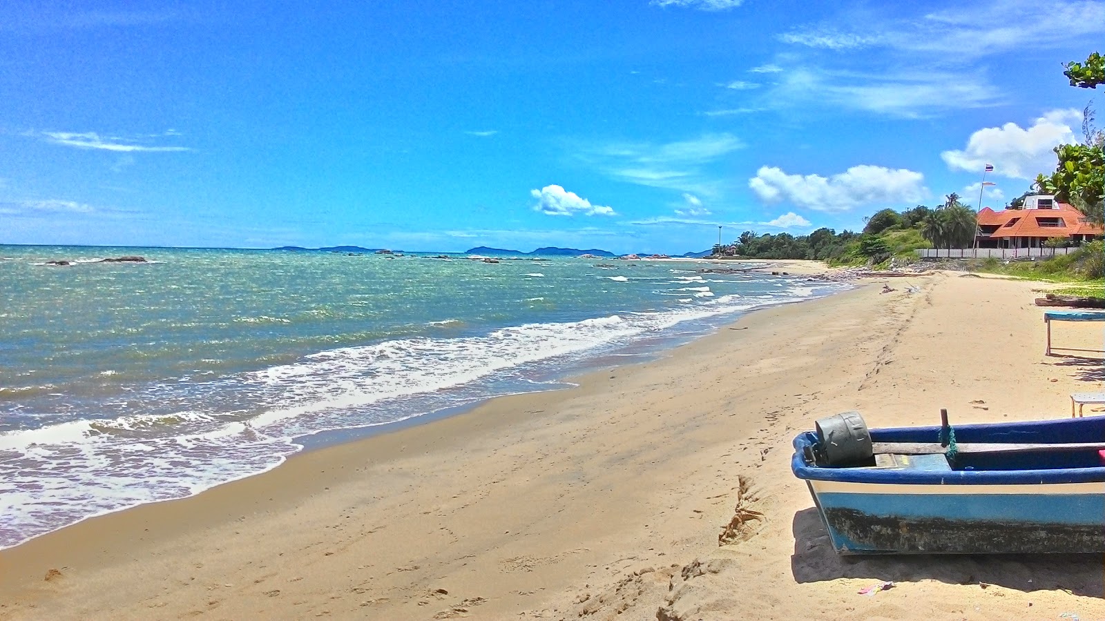 Foto di Son Khip Beach con una superficie del sabbia beige