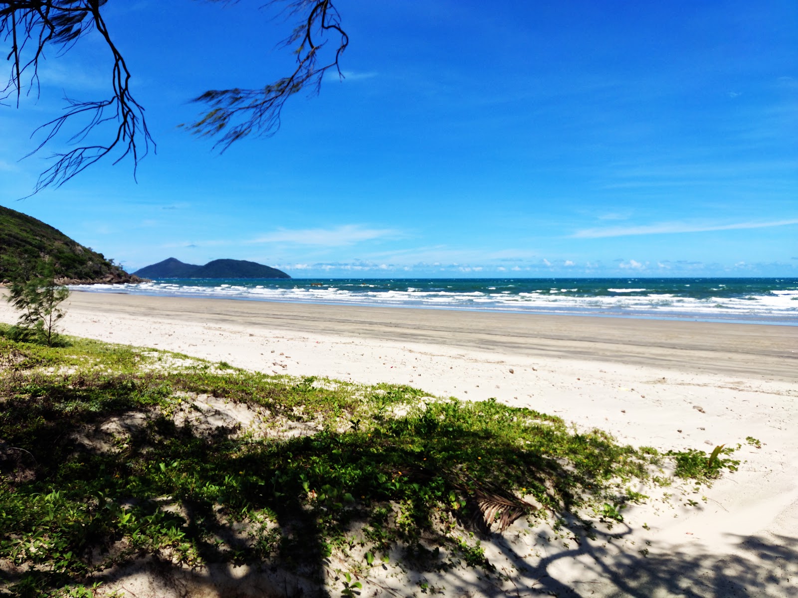 Foto van Wungu Beach met helder zand oppervlakte