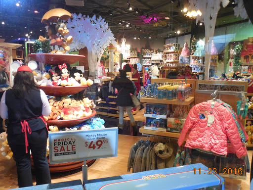 Toy Store «Disney Store», reviews and photos, 108 N State St, Chicago, IL 60602, USA