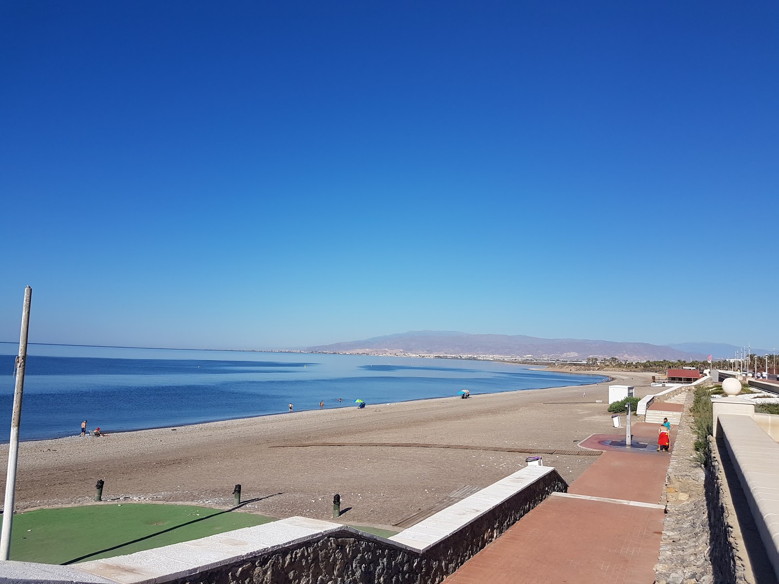 Foto van Strand van Retamar met zand met kiezelstenen oppervlakte