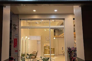 B Love hair salon - 宜蘭｜2023網友推薦髮廊沙龍 男生剪染燙髮專業造型 歐美手刷漂染特殊色價格 線條染區塊染耳圈染霧感染髮好評 髮根燙 優質頭皮護理SPA 縮毛矯正評價 黑曜光護髮 韓系燙髮 韓系瀏海 鬆軟燙 剪髮美髮首選設計師 image