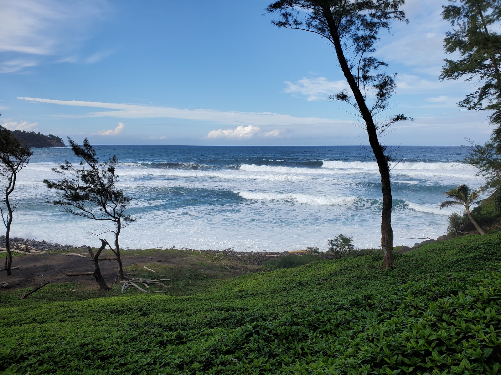 Photo of Pololu Trail with turquoise water surface