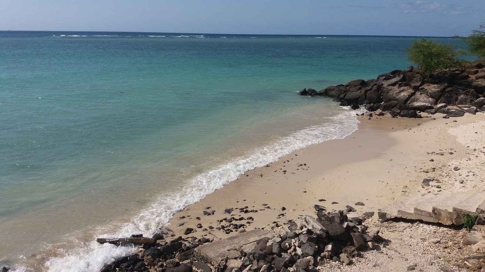 Foto van The Point Beach met turquoise water oppervlakte